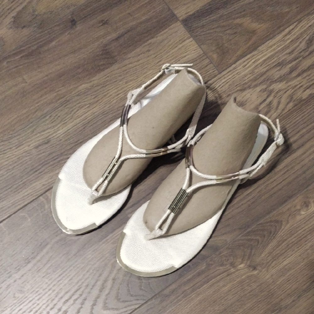 Dolce Vita Golden Thong Elegant Sandals. New No Tag